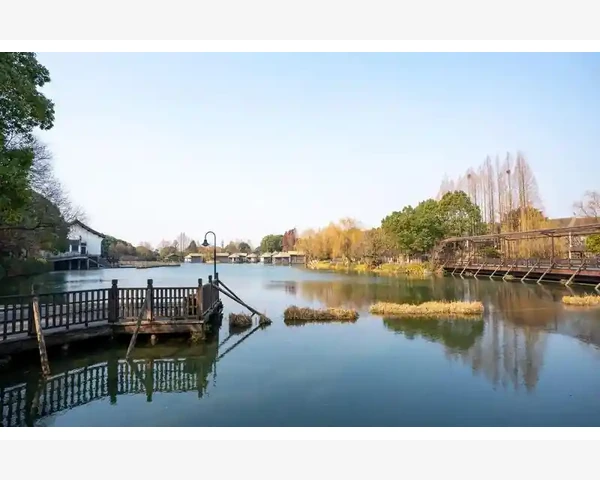 校园体育器材B2B对接操场采购全流程_第二步：把自己包装成“现货解决方案”，而不是单纯卖布的